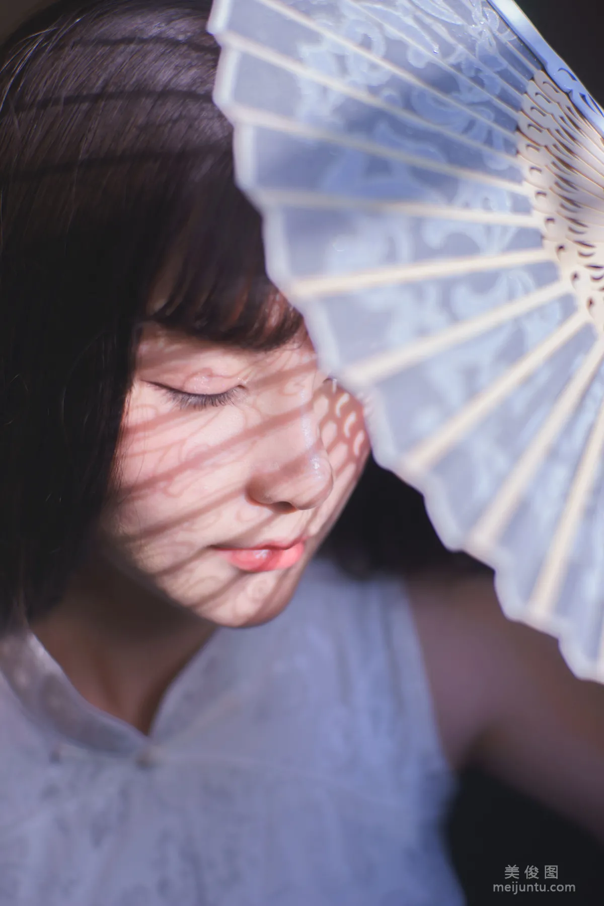 [網紅COSER] 前羽_rr - 白絲旗袍 11