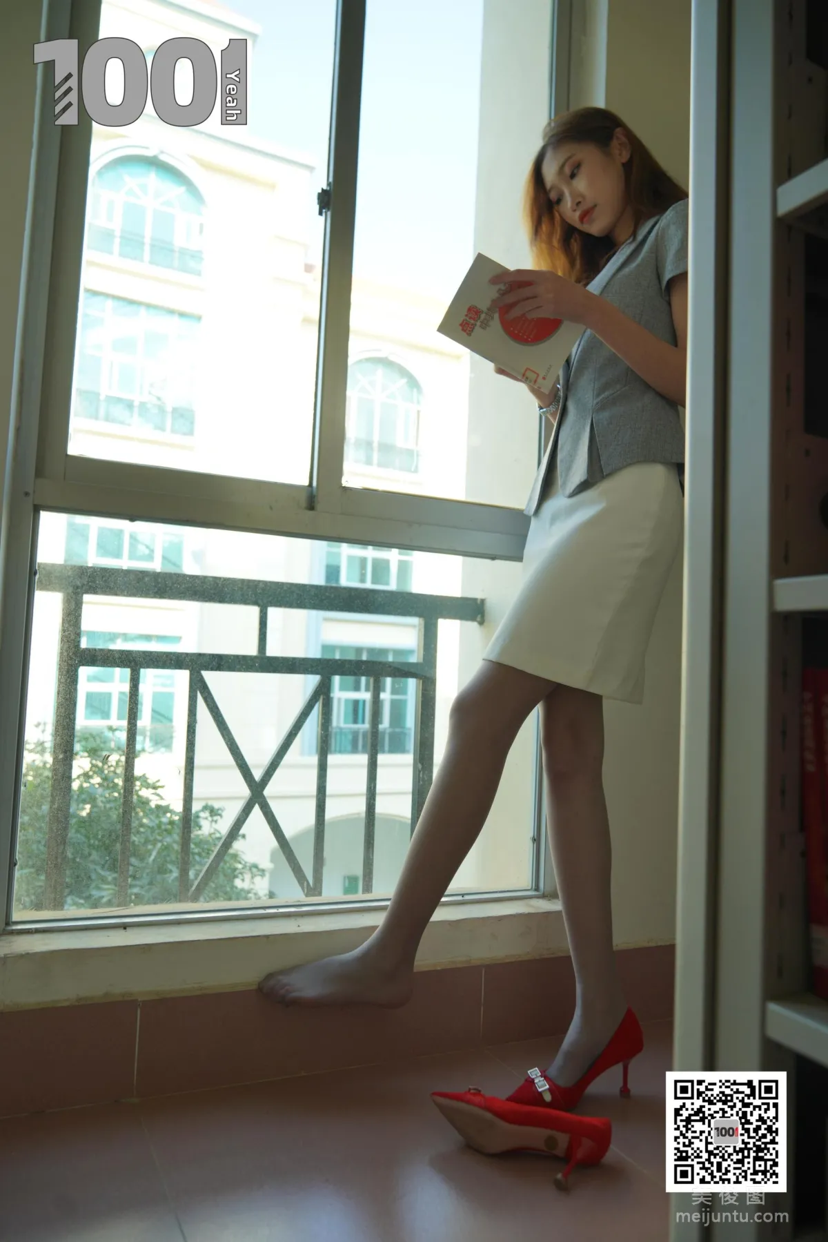 [One Thousand and One Nights IESS] Model Cao Mei The New Intern Teacher 2 Beautiful Legs and Feet Photo Set photo 28