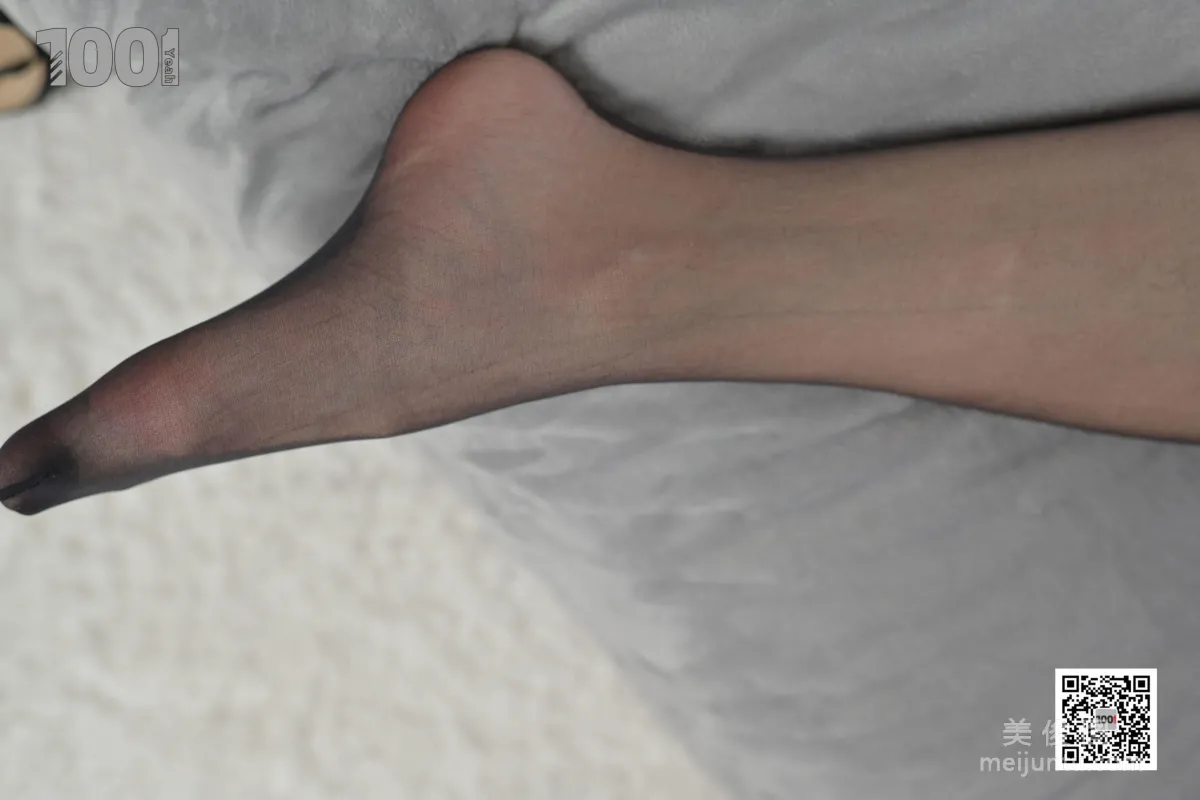 [One Thousand and One Nights IESS] Model Zhen Zhen, Uniform Series 1, Stockings and Beautiful Legs Photo Set photo 27