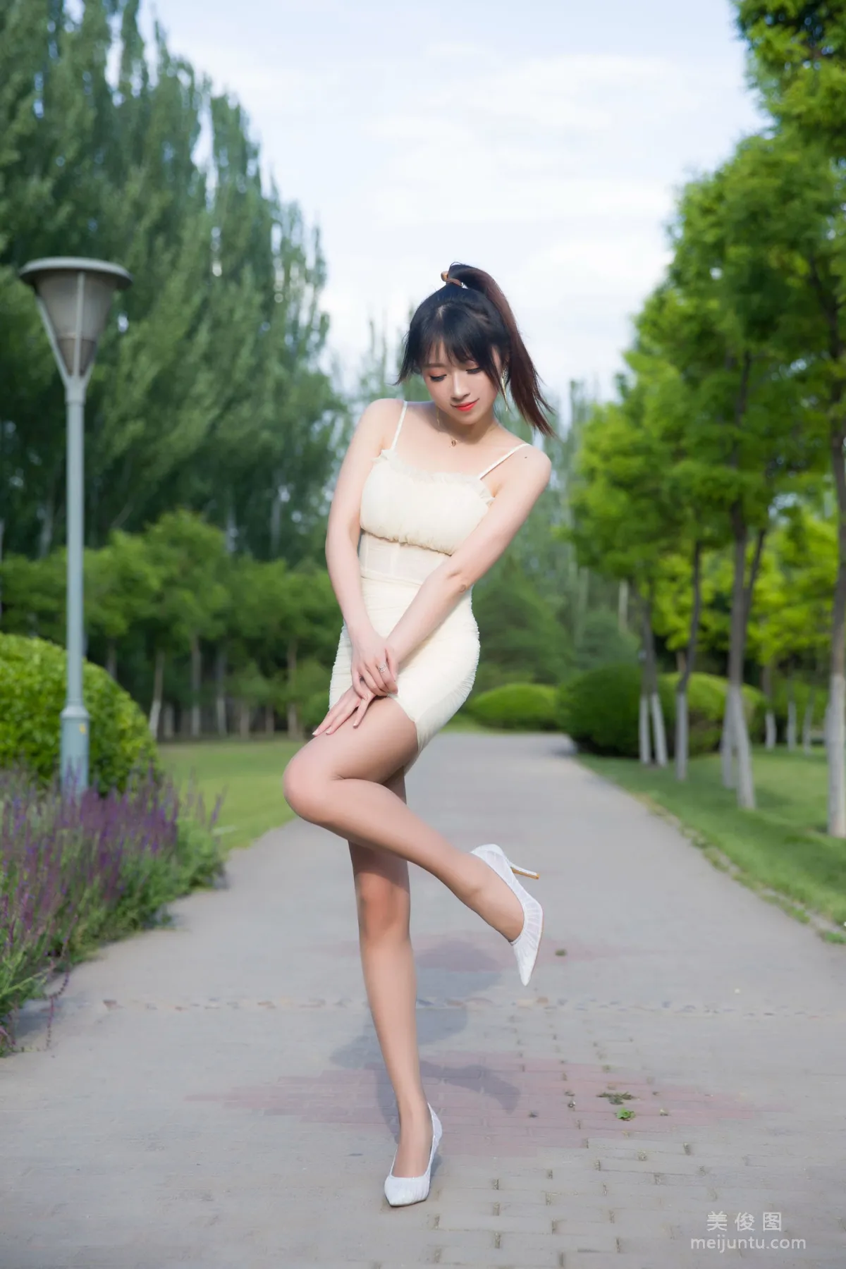 [Web Idols] Douyu Streamer Little Witch Luna - Outdoor Xiaomi Skirt photo 5