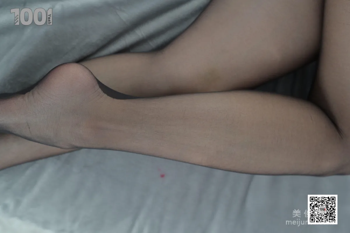 [One Thousand and One Nights IESS] Model Zhen Zhen, Uniform Series 1, Stockings and Beautiful Legs Photo Set photo 29