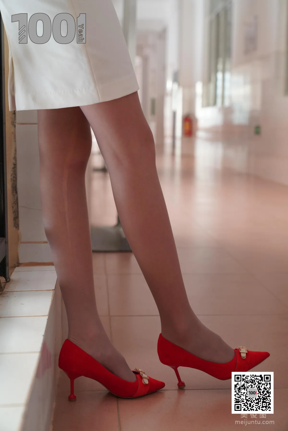 [One Thousand and One Nights] Model Cao Mei, The New Intern Teacher 3 Silk Stockings and Beautiful Legs Photo Set photo 44