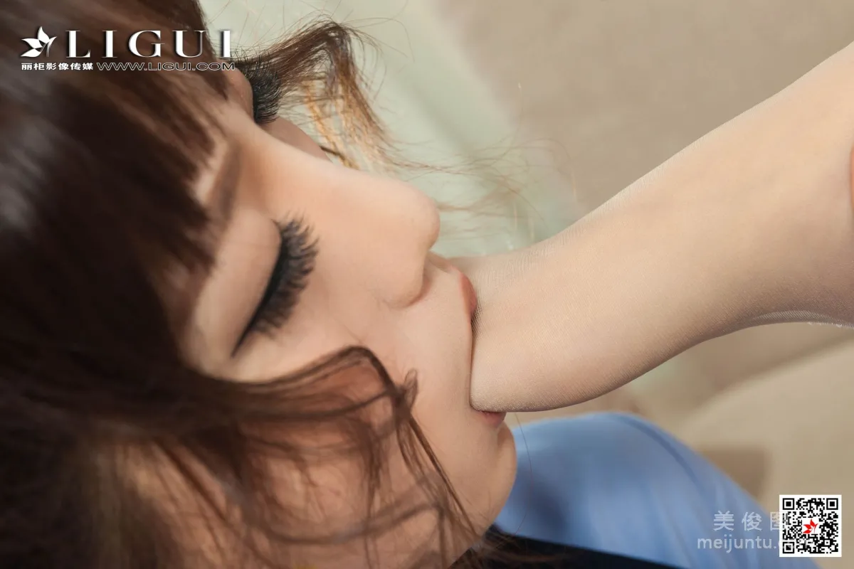 Model Vicky & Yang Yang Two-Girl Uniform Silk Feet Seduction [Ligui] Photo Set photo 45