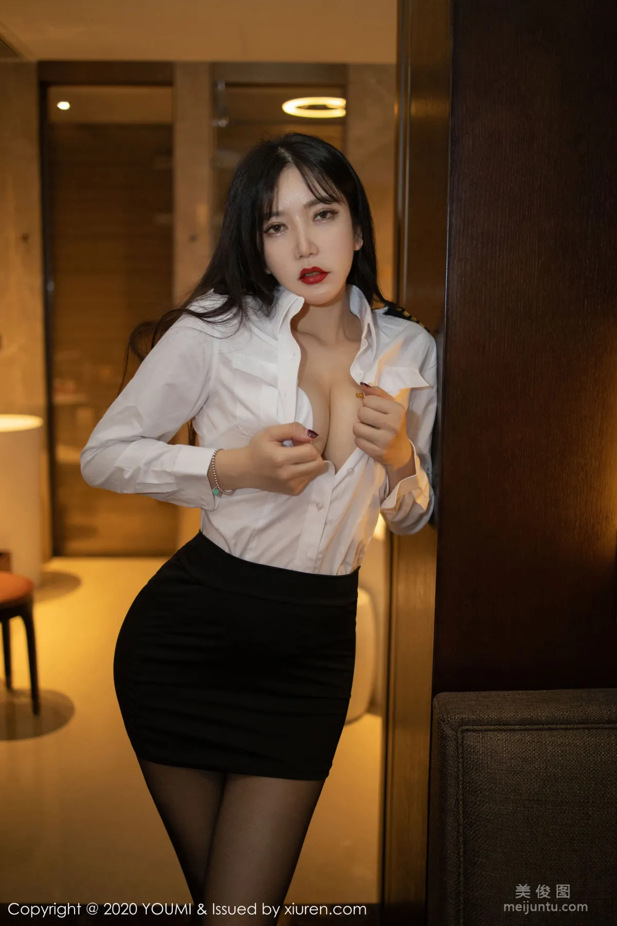 心妍小公主《白衬衫、超短裙与黑丝袜的女警制服》 [尤蜜荟YouMi] Vol.428 写真集5