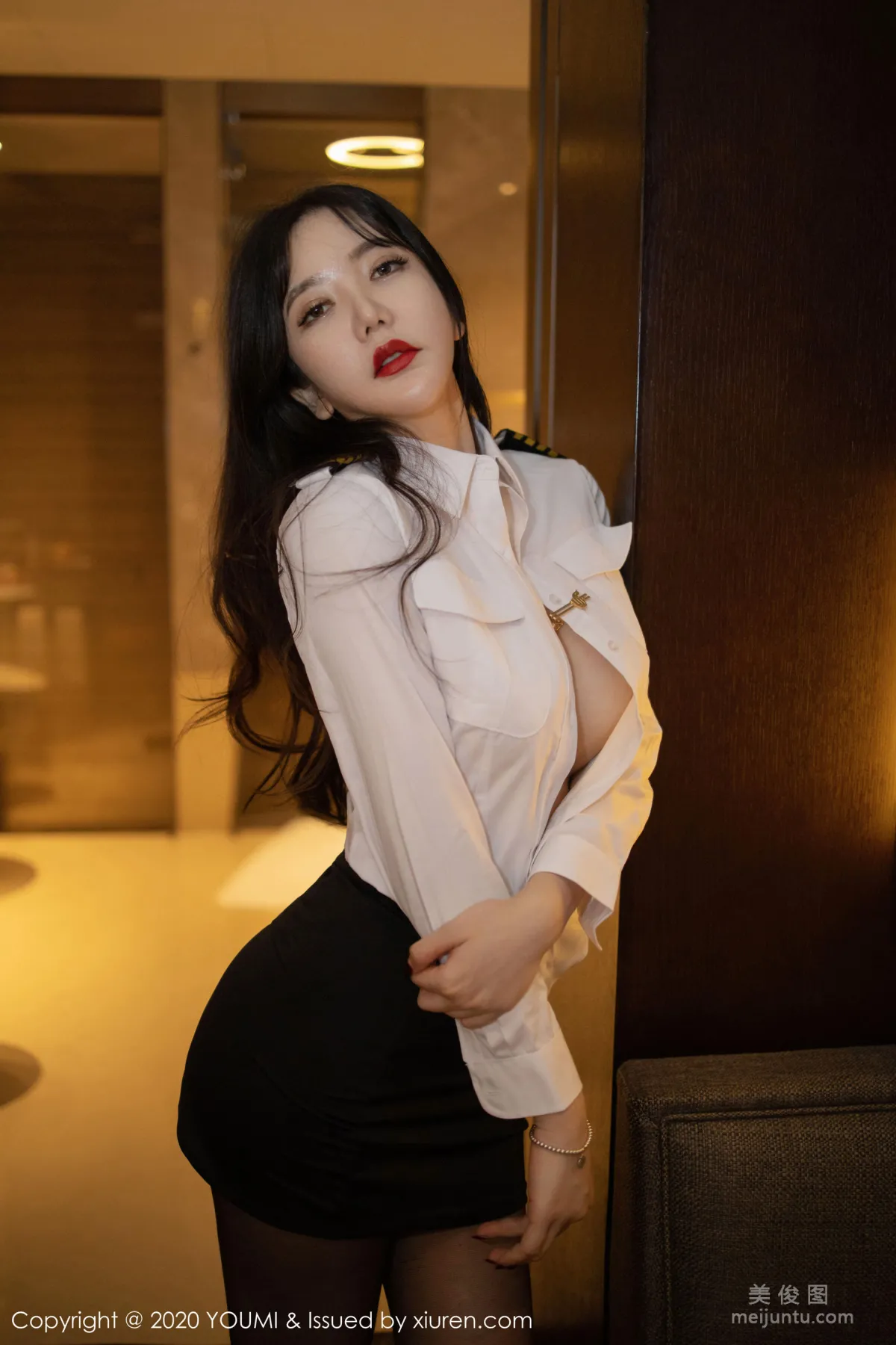 心妍小公主《白衬衫、超短裙与黑丝袜的女警制服》 [尤蜜荟YouMi] Vol.428 写真集9