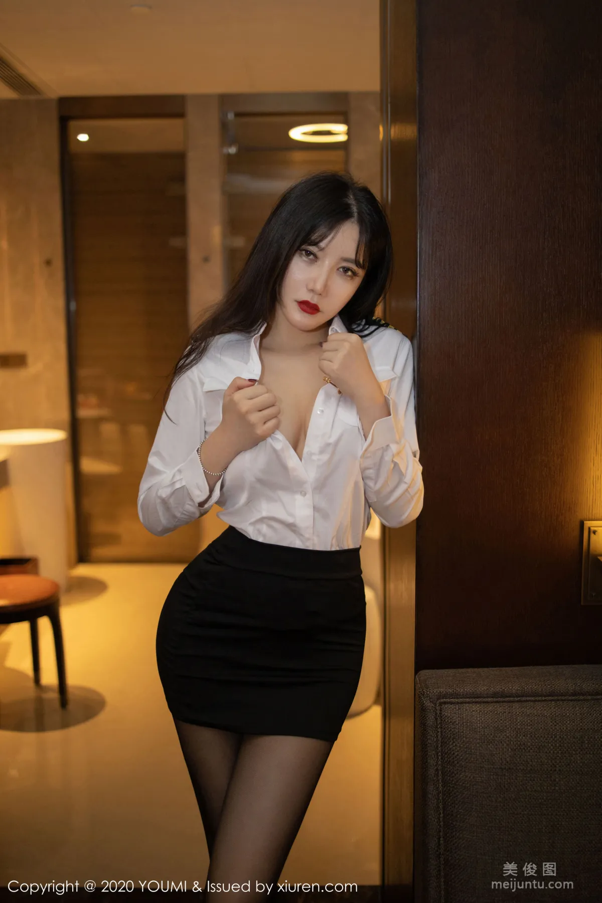 心妍小公主《白衬衫、超短裙与黑丝袜的女警制服》 [尤蜜荟YouMi] Vol.428 写真集2