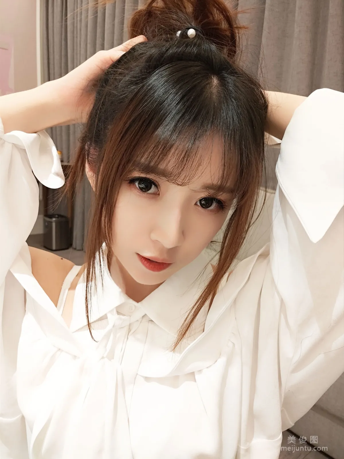 斗鱼主播小女巫露娜 - 条纹提花白衬衣37