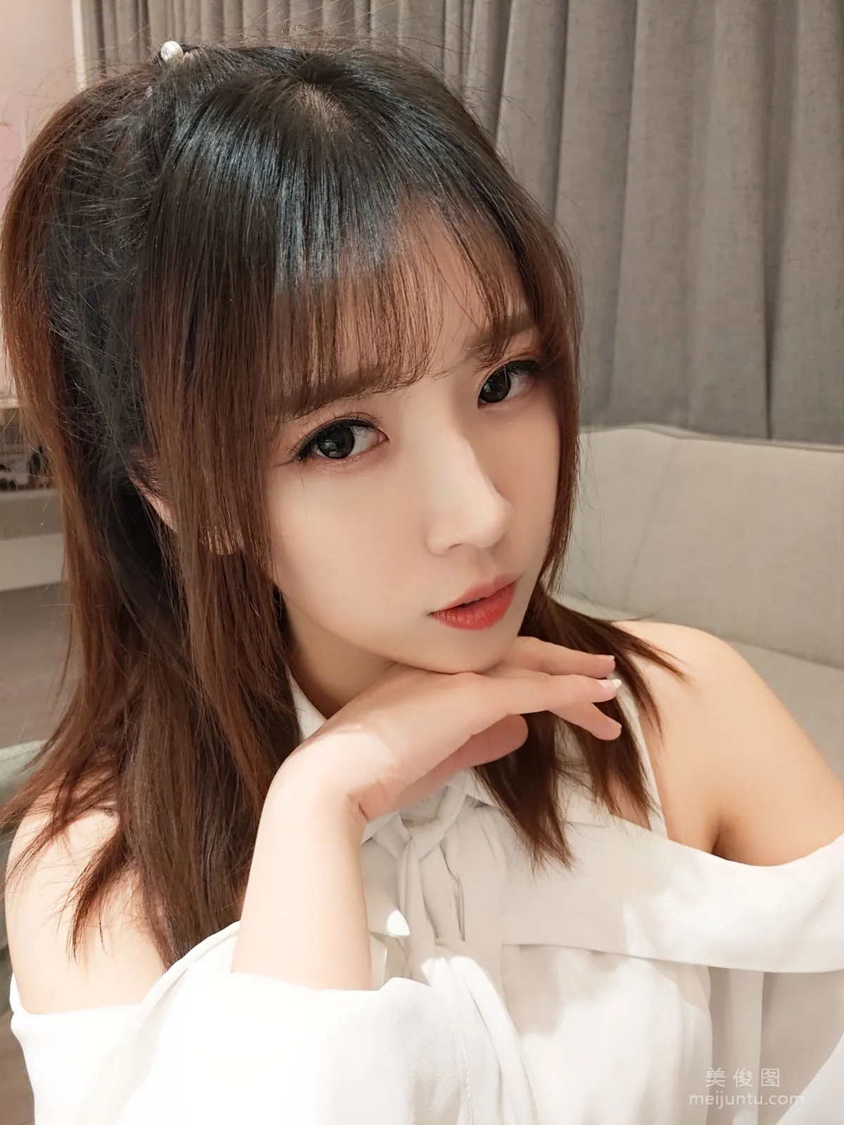 斗鱼主播小女巫露娜 - 条纹提花白衬衣39