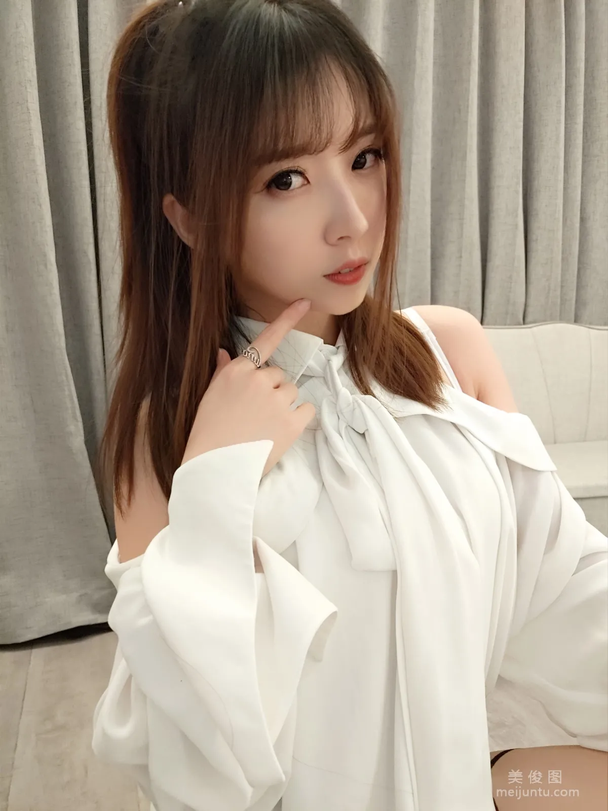 鬥魚主播小女巫露娜 - 條紋提花白襯衣 25