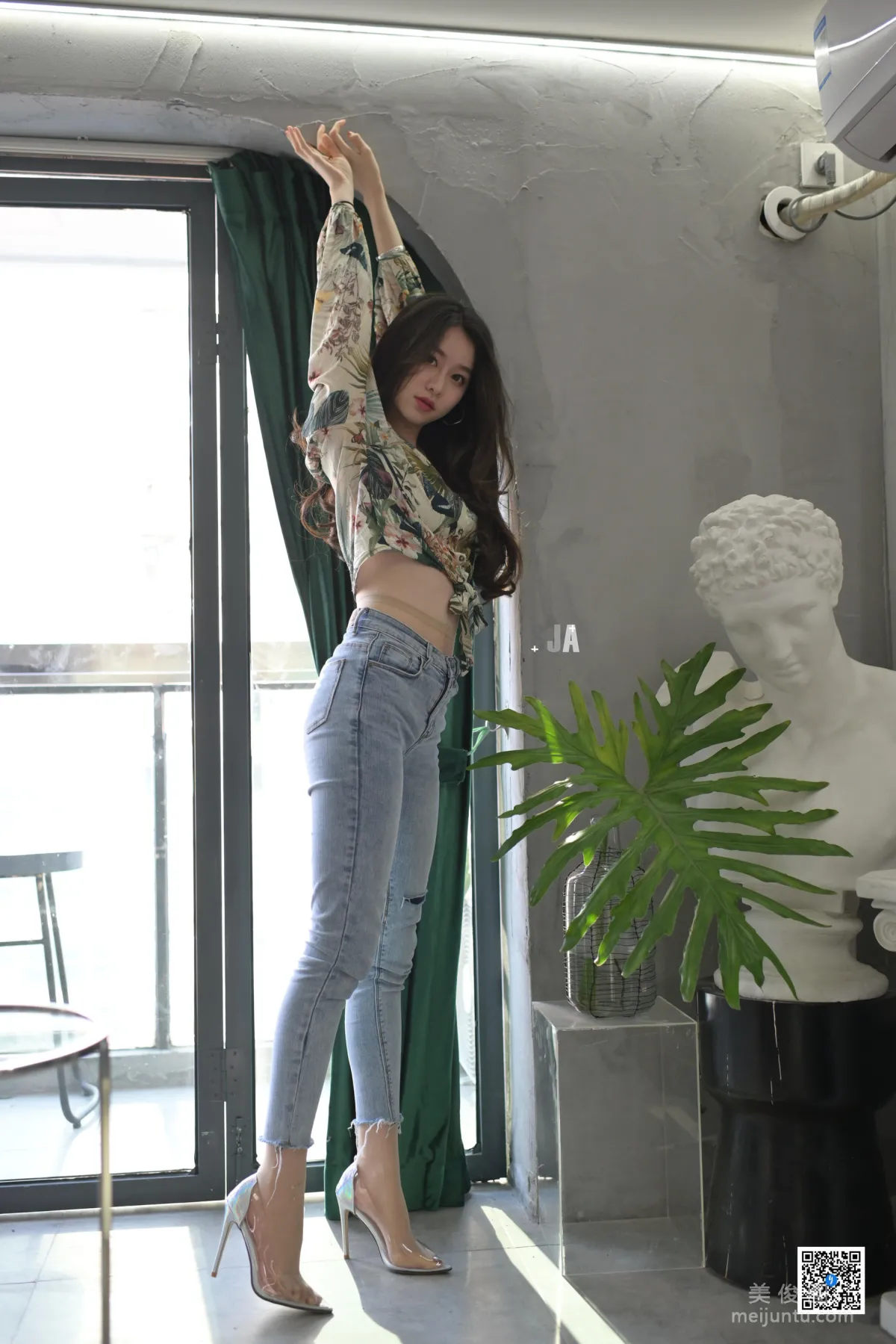 [SJA] New Issue SJA013 Jia Ye, River, Tight Jeans and Beautiful Legs Photos photo 3