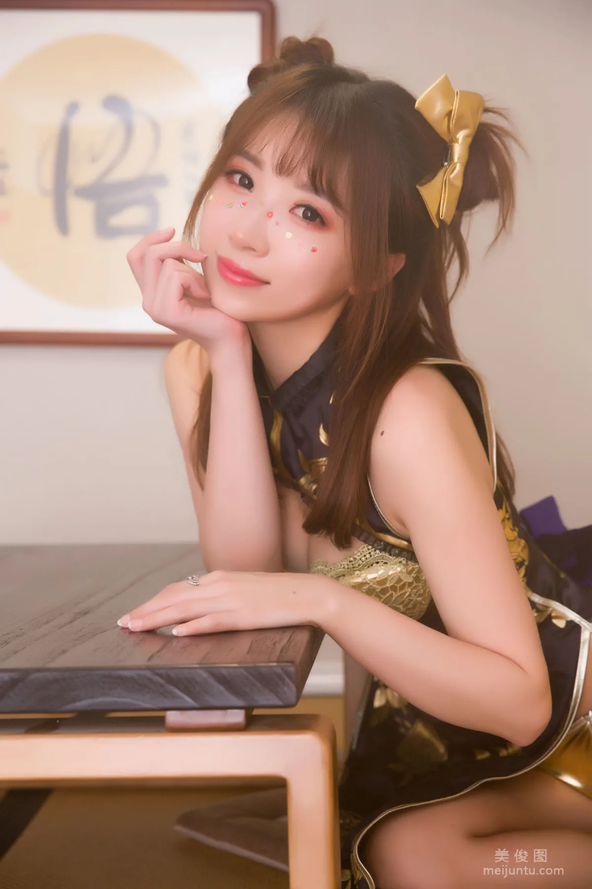 [Cosplay] Douyu Streamer Little Witch Luna - Gold Silk Qipao photo 2