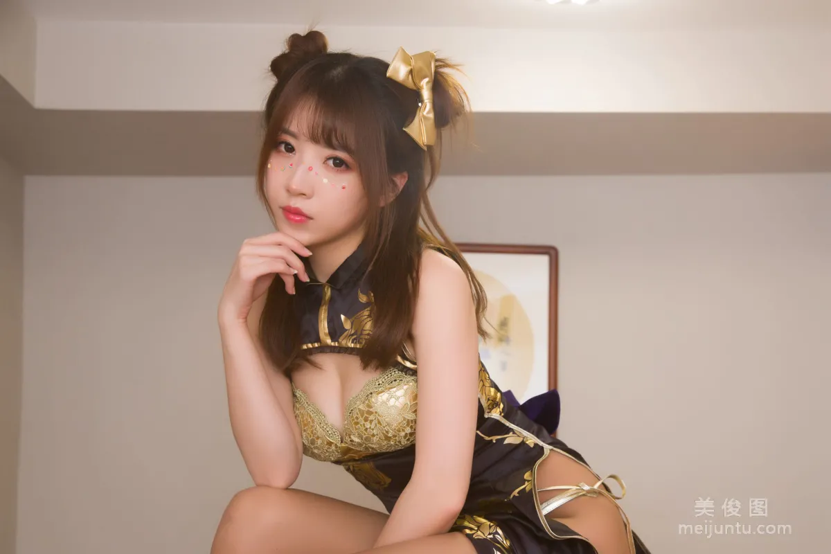 [Cosplay] Douyu Streamer Little Witch Luna - Gold Silk Qipao photo 17
