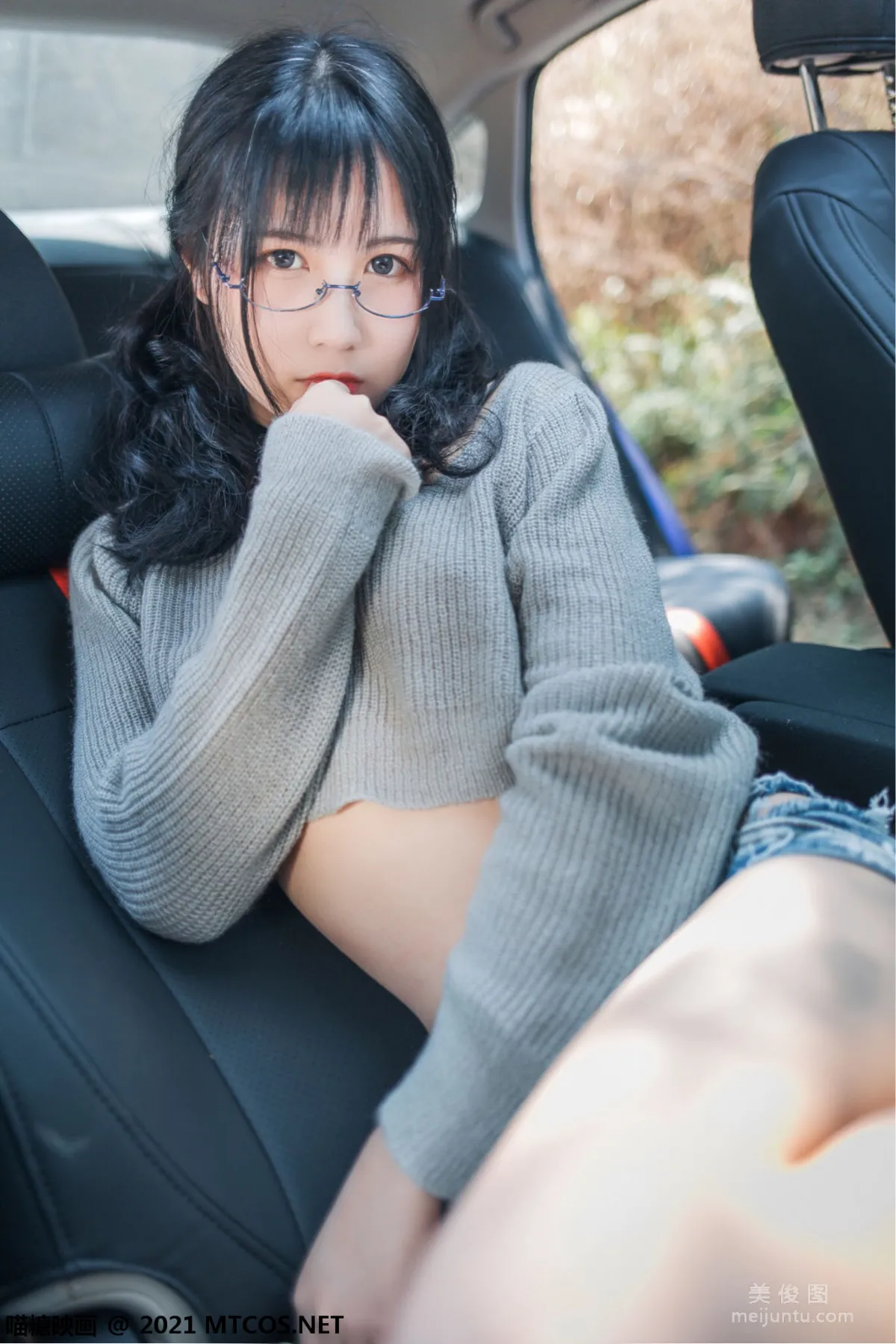 [喵糖映画] VOL.369 车内女郎 写真套图1