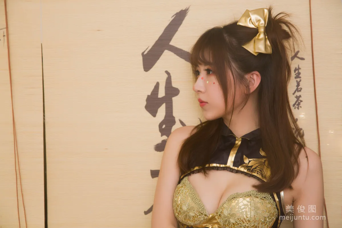 [Cosplay] Douyu Streamer Little Witch Luna - Gold Silk Qipao photo 5