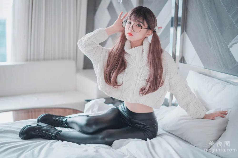 [DJAWA] Jenny - Loose and Tight White Set photo 3