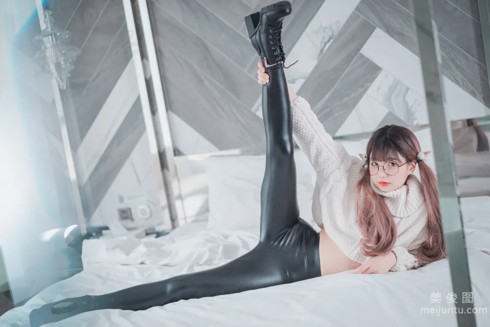 [DJAWA] Jenny - Loose and Tight White Set photo 8