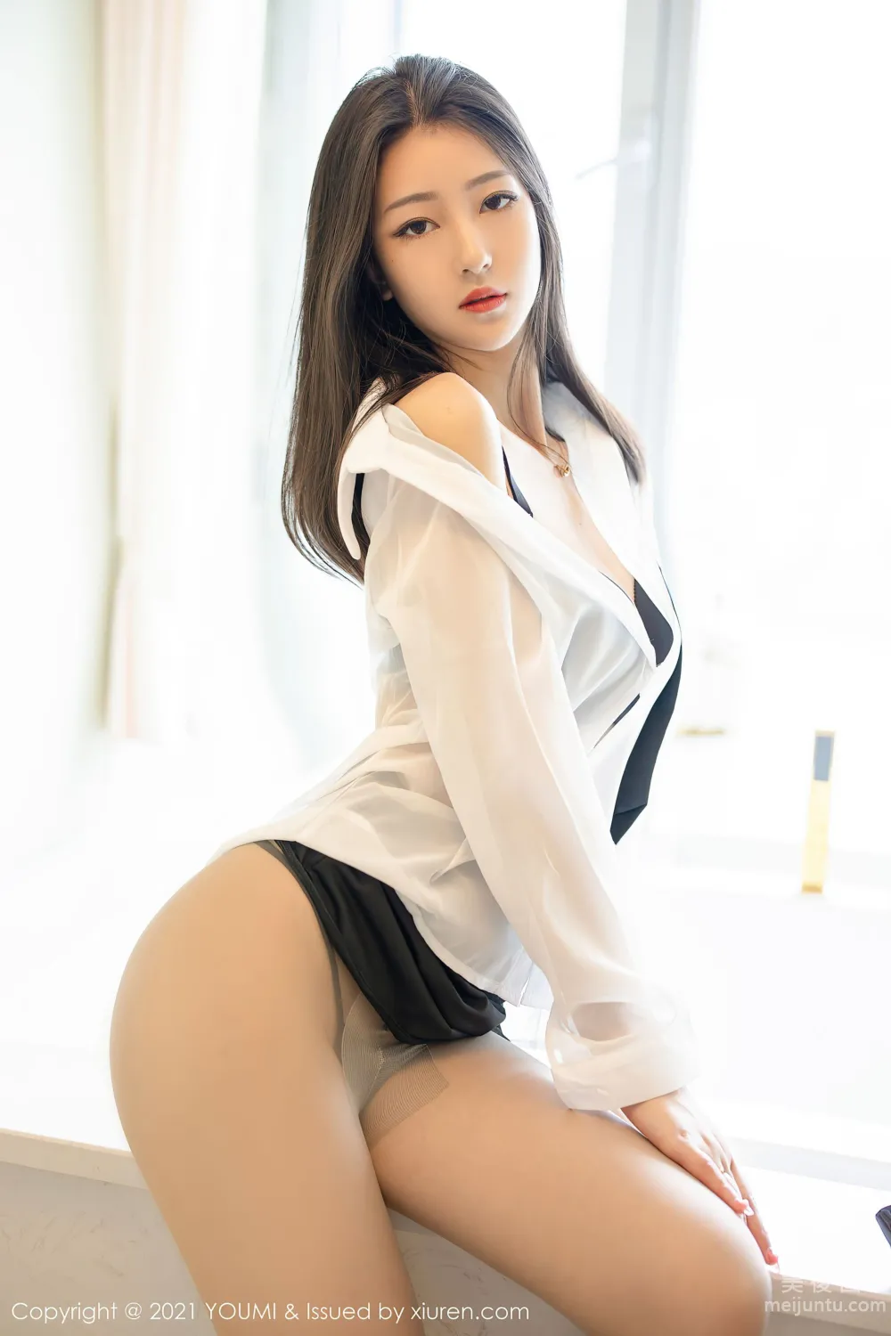 [尤蜜荟YouMi] Vol.669 熊小諾 - 經典的白襯衫黑短裙OL系列 44