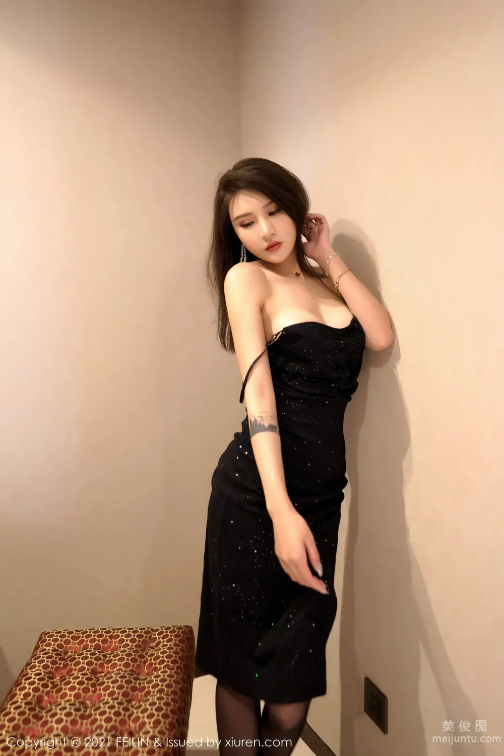 [嗲囡囡FEILIN] VOL.401 Emily尹菲 - 黑色吊裙与极致魅惑丝袜40