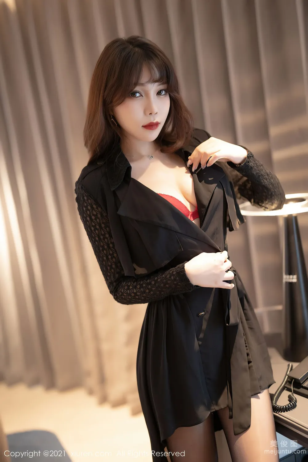 [XiuRen] No.3595 Zhizhi Booty - Fashionable and Charming Varied Outfits photo 2