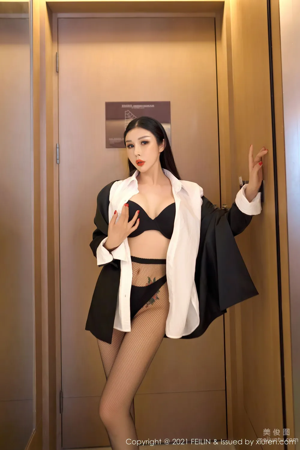 [FeiLin] VOL.402 Tian Bingbing - Professional Attire Black Stockings Series photo 16