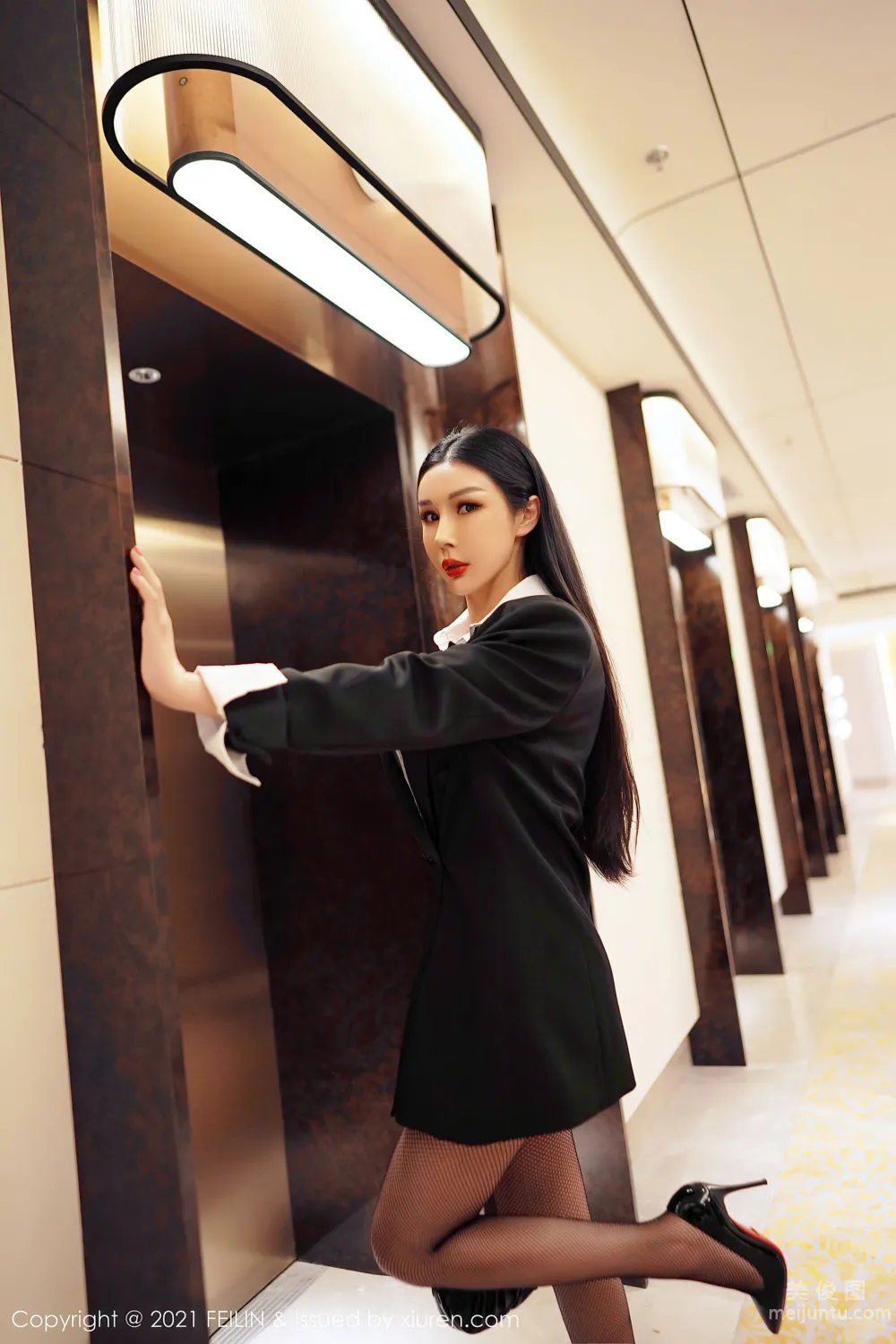 [FeiLin] VOL.402 Tian Bingbing - Professional Attire Black Stockings Series photo 4