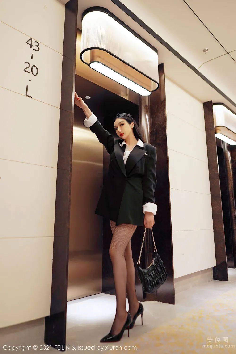 [FeiLin] VOL.402 Tian Bingbing - Professional Attire Black Stockings Series photo 2