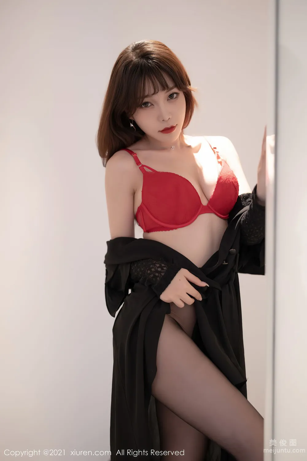 [XiuRen] No.3595 Zhizhi Booty - Fashionable and Charming Varied Outfits photo 32