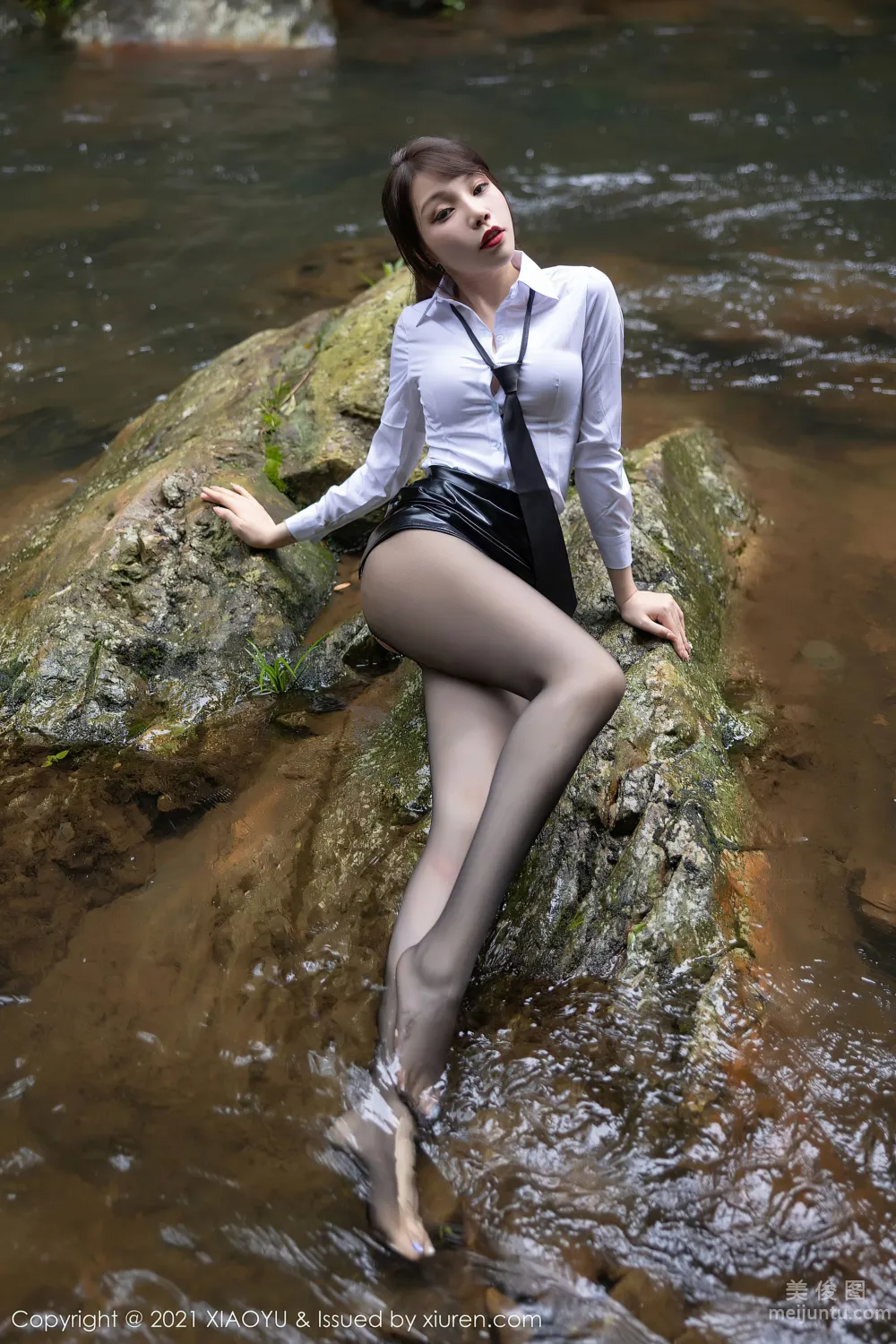 [XIAOYU] Vol.576 Zhizhi Booty, Playing in the Mountain Stream Together~ photo 56