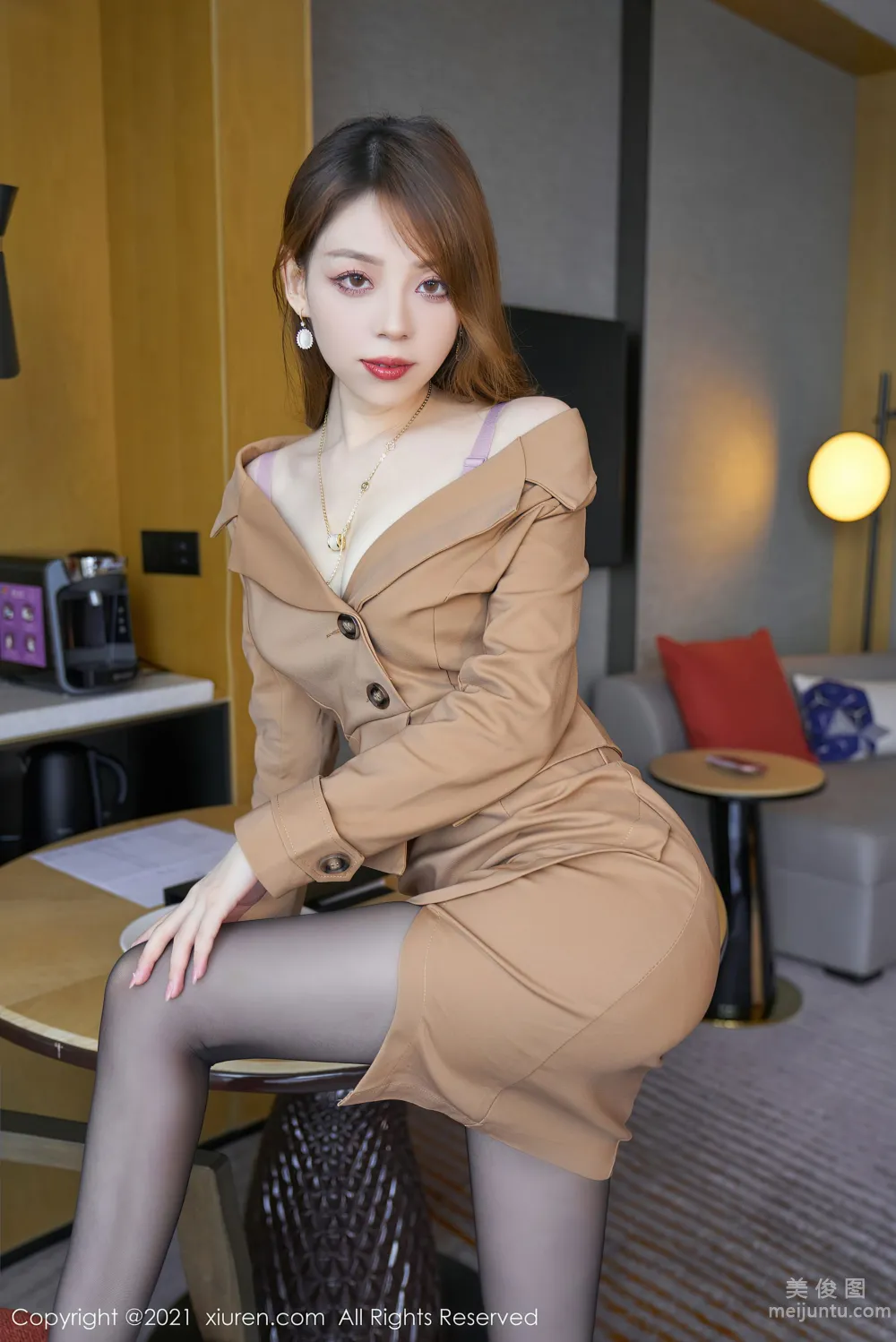 [XiuRen] No.3636 Yan Mo - Fashionable and Charming Coat and Seductive Black Stockings photo 14