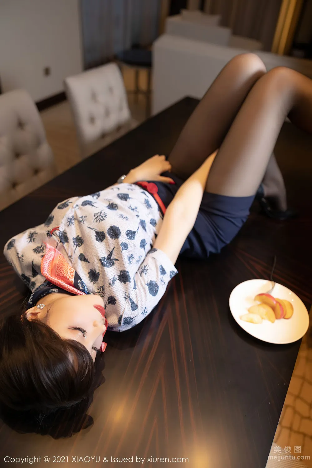 [XIAOYU] Vol.561 Zhizhi Booty, Semi-Sheer Black Slip Dress and Exquisite Hazy Stockings photo 32