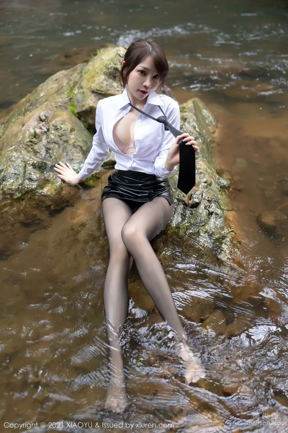 [XIAOYU] Vol.576 Zhizhi Booty, Playing in the Mountain Stream Together~ photo 59