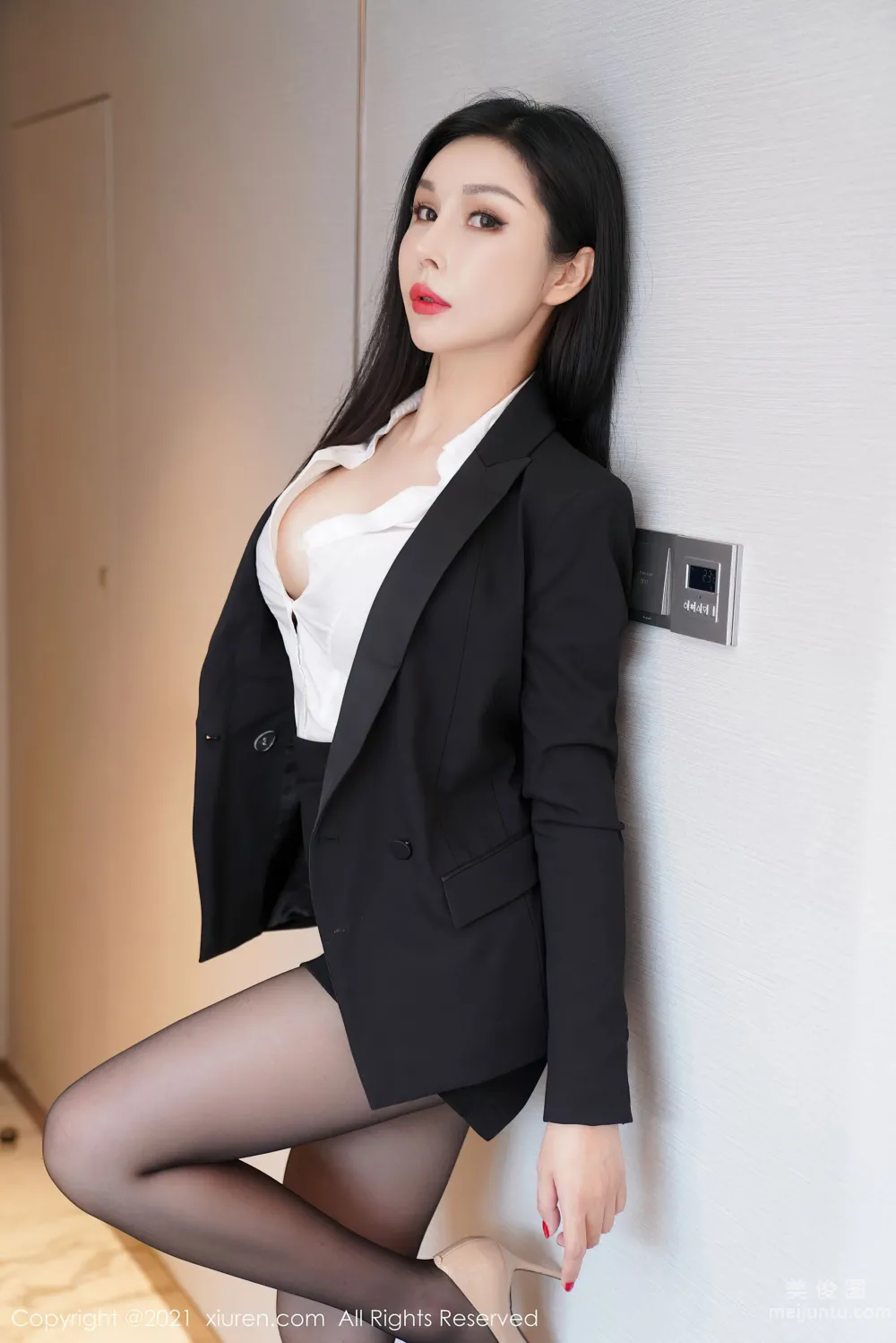 [秀人XIUREN] No.3672 田冰冰 - 經典動人的職場OL 25