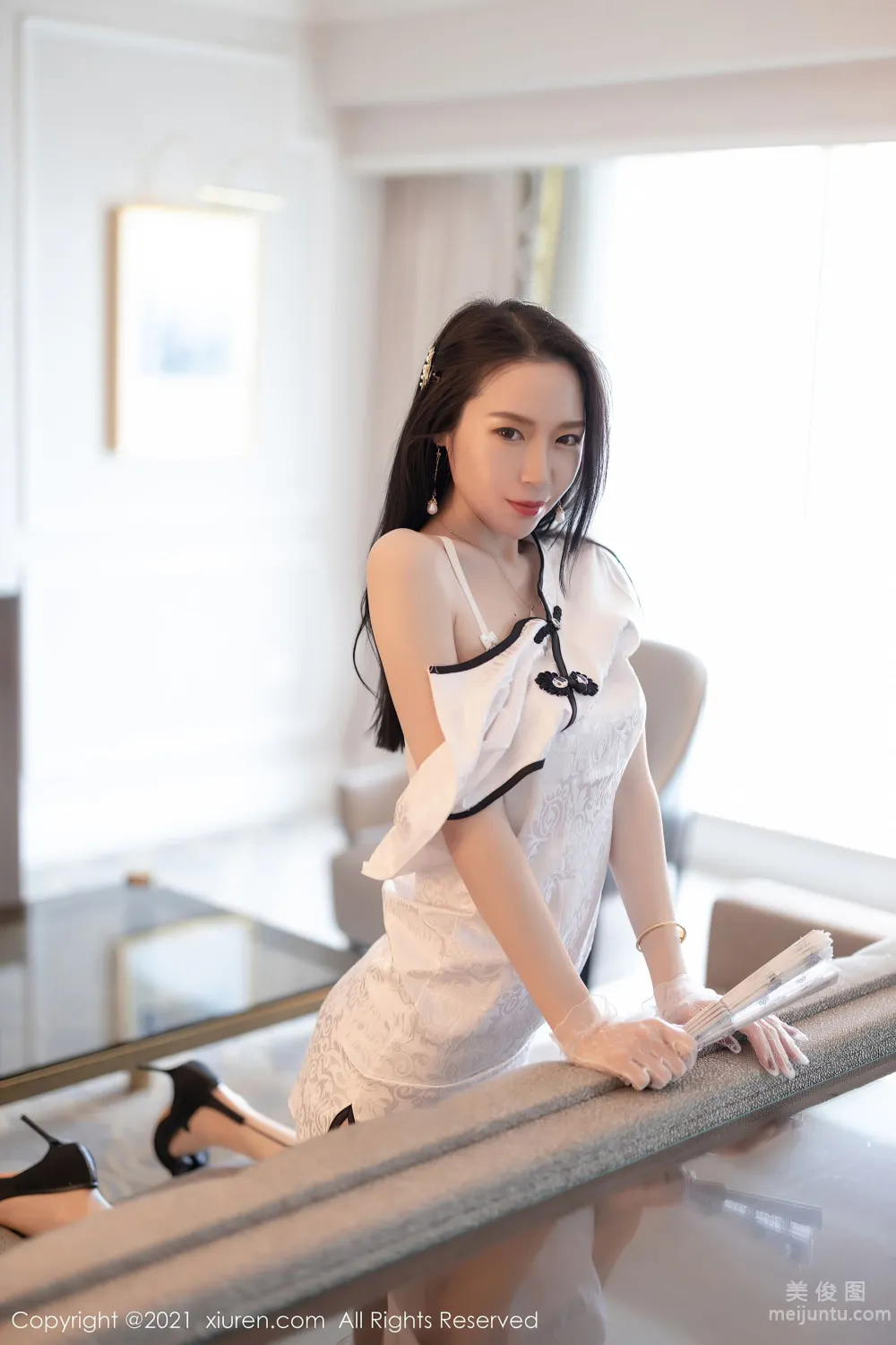 [XiuRen] No.3638 Meng Xinyue - Elegant Qipao and Charming Garter Stockings photo 25