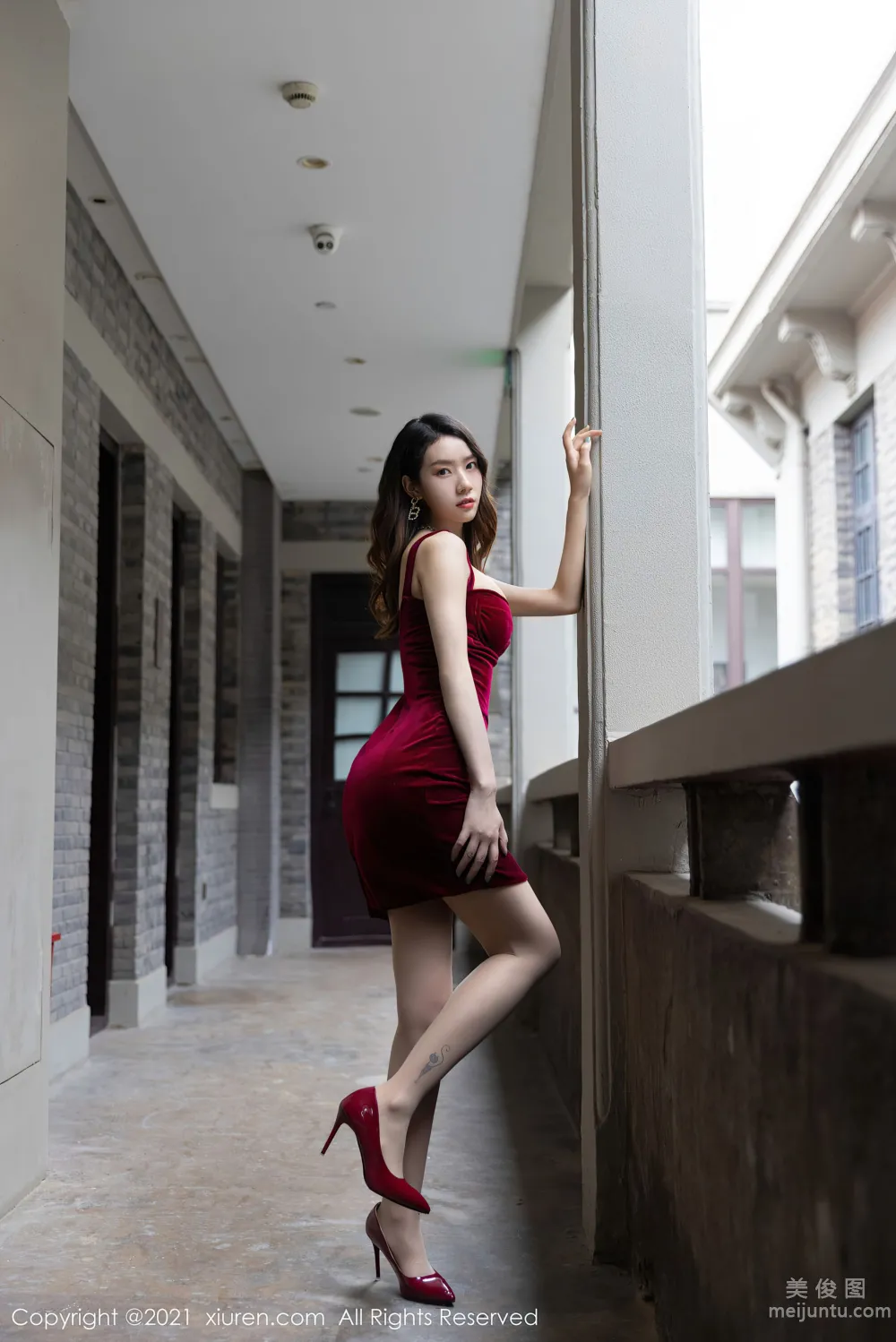 [秀人XIUREN] No.3616 方子萱 - 姓感紅裙與極緻絲襪 5