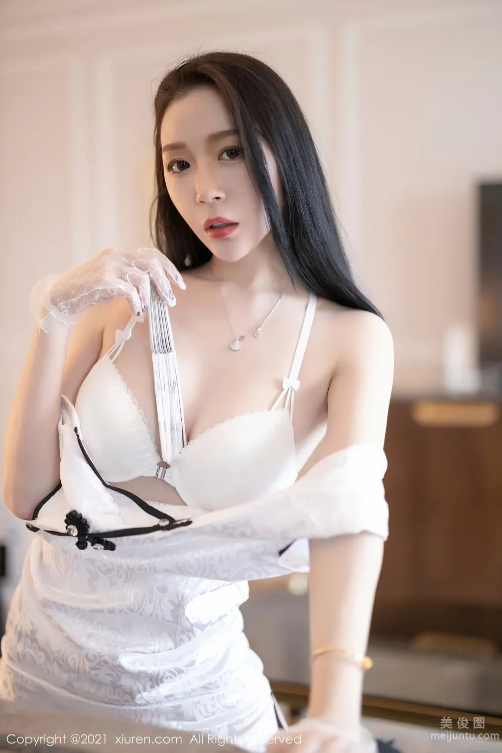 [XiuRen] No.3638 Meng Xinyue - Elegant Qipao and Charming Garter Stockings photo 31