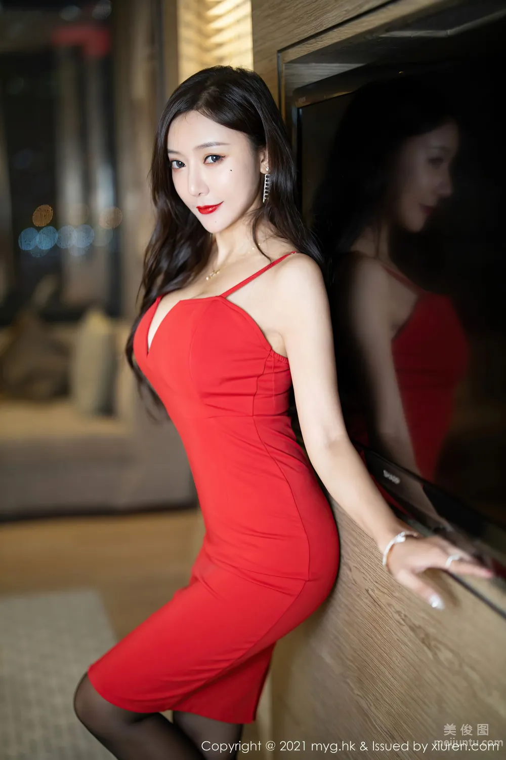[美媛館MyGirl] Vol.562 王馨瑤yanni - 一襲猩紅吊裙與極緻魅惑黑絲 3