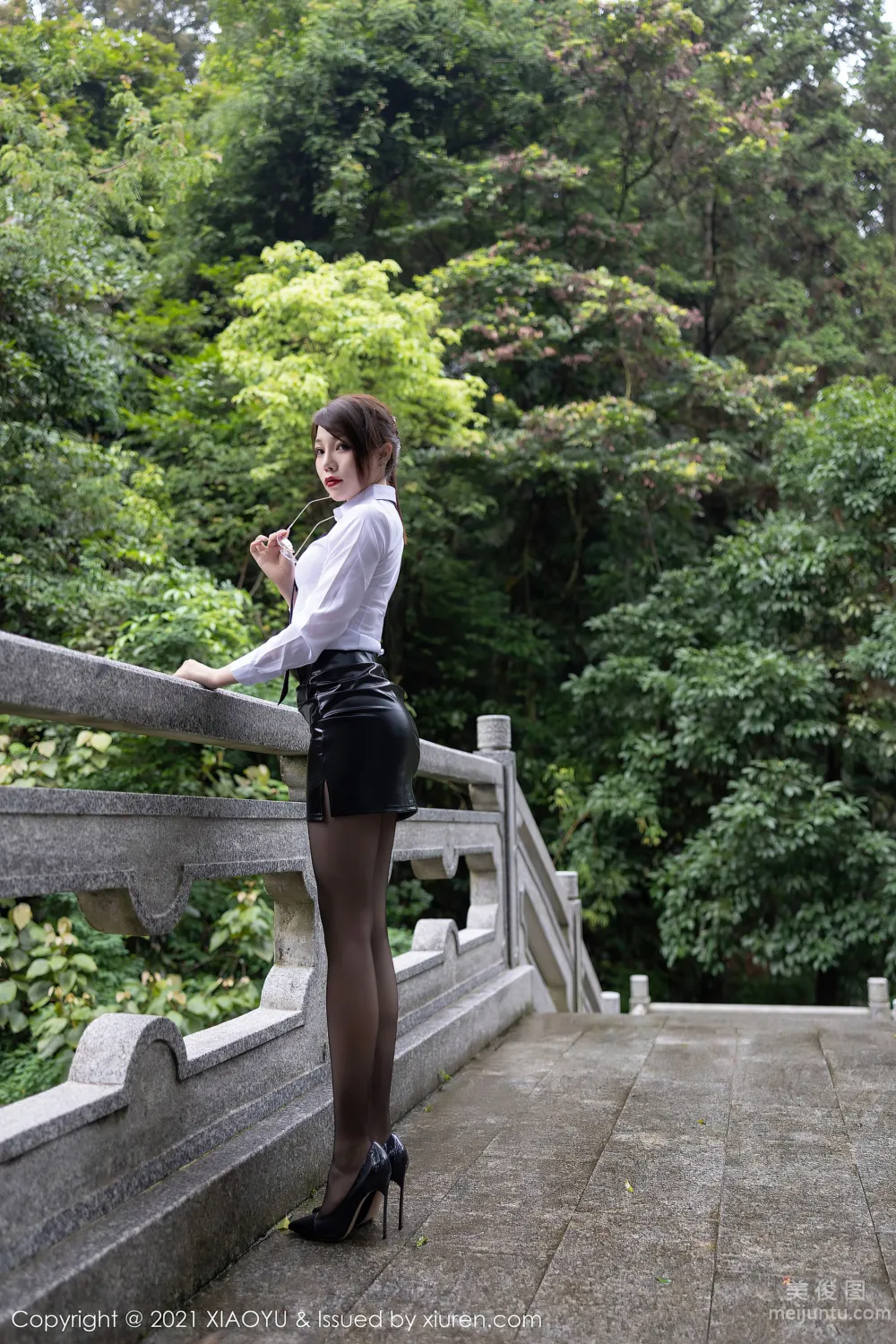 [XIAOYU] Vol.576 Zhizhi Booty, Playing in the Mountain Stream Together~ photo 39