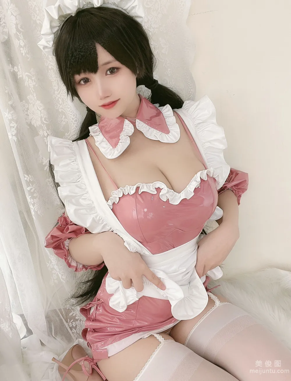 [Internet Celebrity COSER Photo] Xiaocang Qiandai w, Pink Patent Leather Maid photo 3