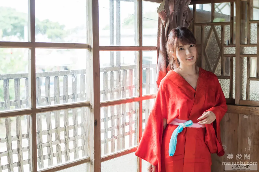 Yui Hatano: Graphis photo 3