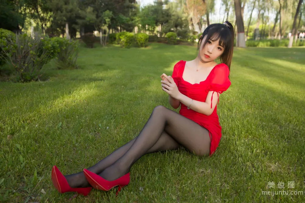 [Internet Celebrity COSER Photo] Douyu Streamer Xiaonv Wulu Na - Outdoor Little Red Dress Set photo 40