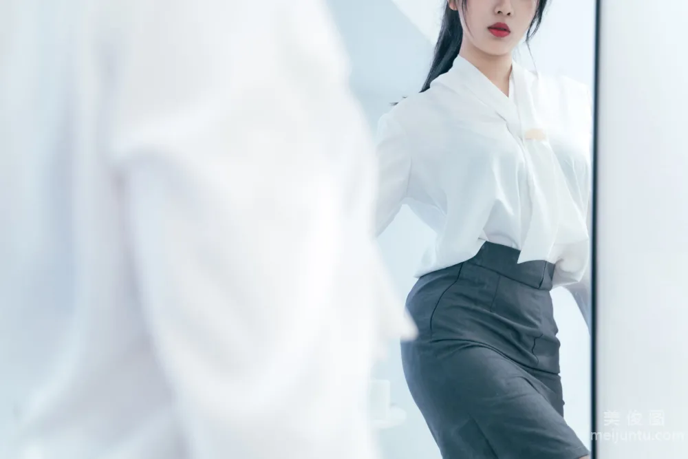 [Web Idol COSER Photos] Xuanxiao Xuejie - OL Private Stockings Seduction photo 33