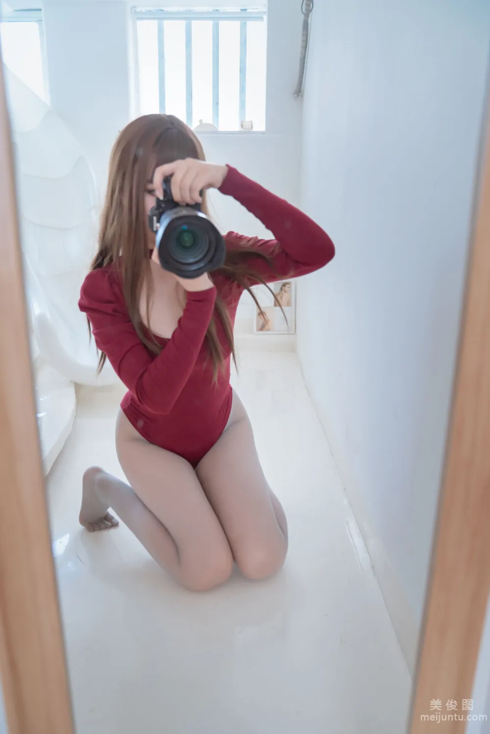 [Web Idol COSER Photos] Xuanxiao Xuejie - Gray Five-Toe Socks photo 77
