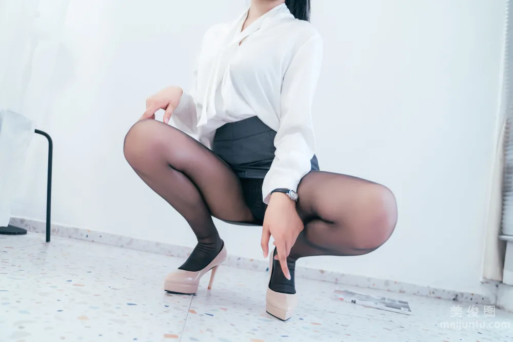 [Web Idol COSER Photos] Xuanxiao Xuejie - OL Private Stockings Seduction photo 16