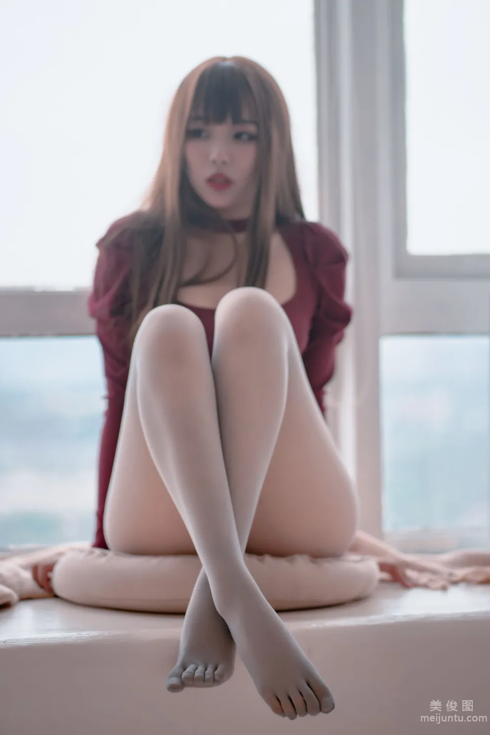 [Web Idol COSER Photos] Xuanxiao Xuejie - Gray Five-Toe Socks photo 39