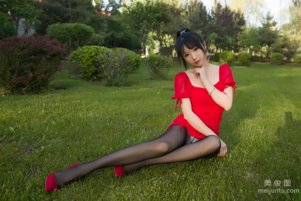 [Internet Celebrity COSER Photo] Douyu Streamer Xiaonv Wulu Na - Outdoor Little Red Dress Set photo 32