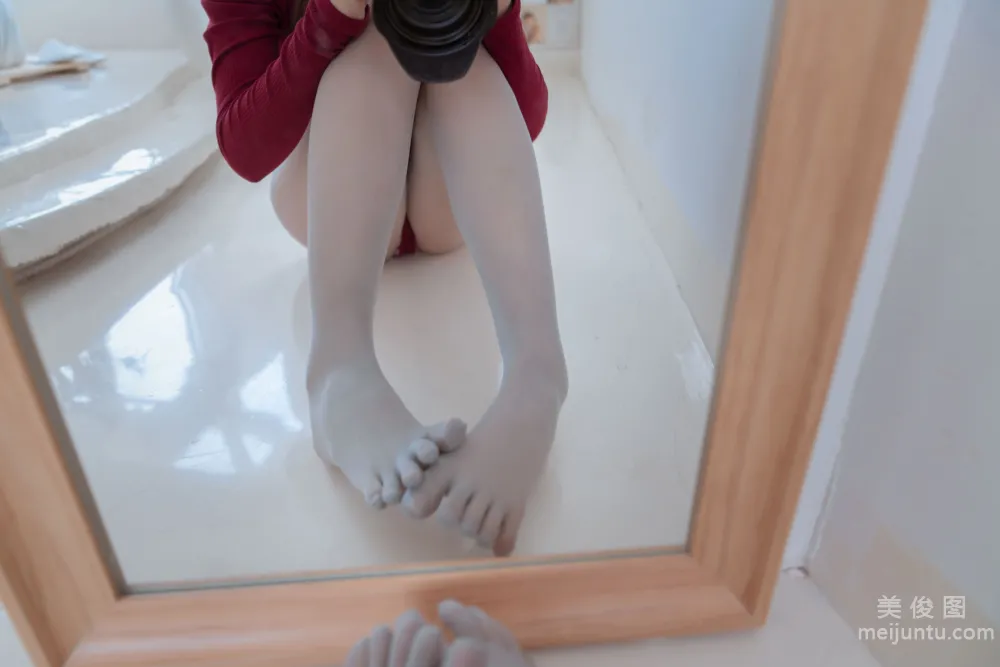 [Web Idol COSER Photos] Xuanxiao Xuejie - Gray Five-Toe Socks photo 69