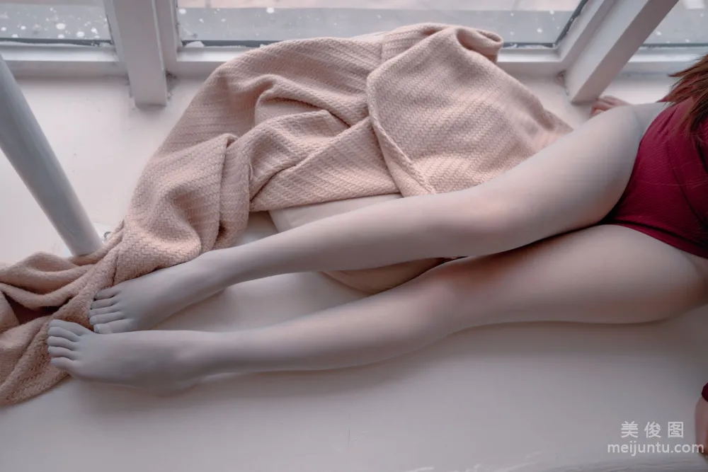 [Web Idol COSER Photos] Xuanxiao Xuejie - Gray Five-Toe Socks photo 18