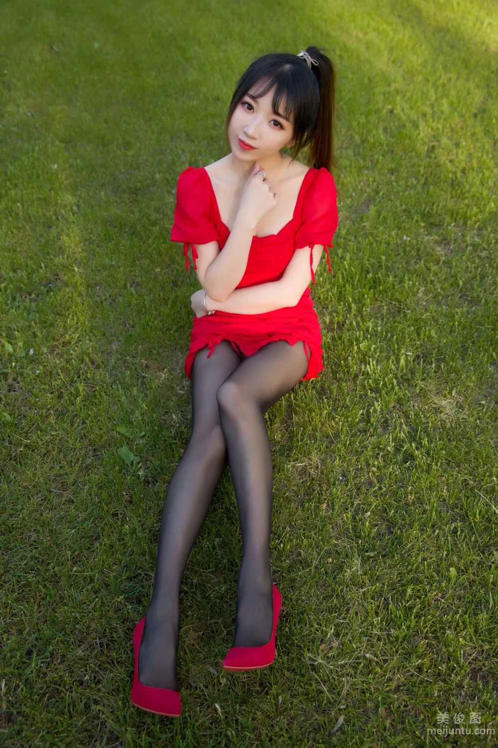 [Internet Celebrity COSER Photo] Douyu Streamer Xiaonv Wulu Na - Outdoor Little Red Dress Set photo 30