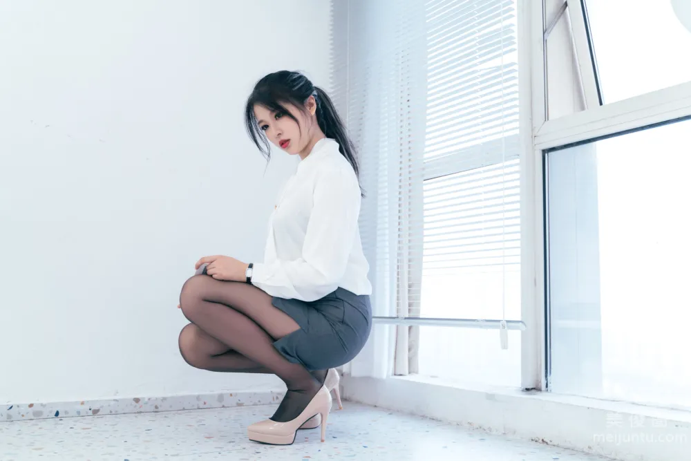 [Web Idol COSER Photos] Xuanxiao Xuejie - OL Private Stockings Seduction photo 5