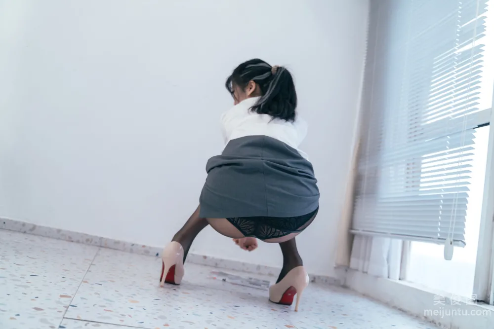 [Web Idol COSER Photos] Xuanxiao Xuejie - OL Private Stockings Seduction photo 15